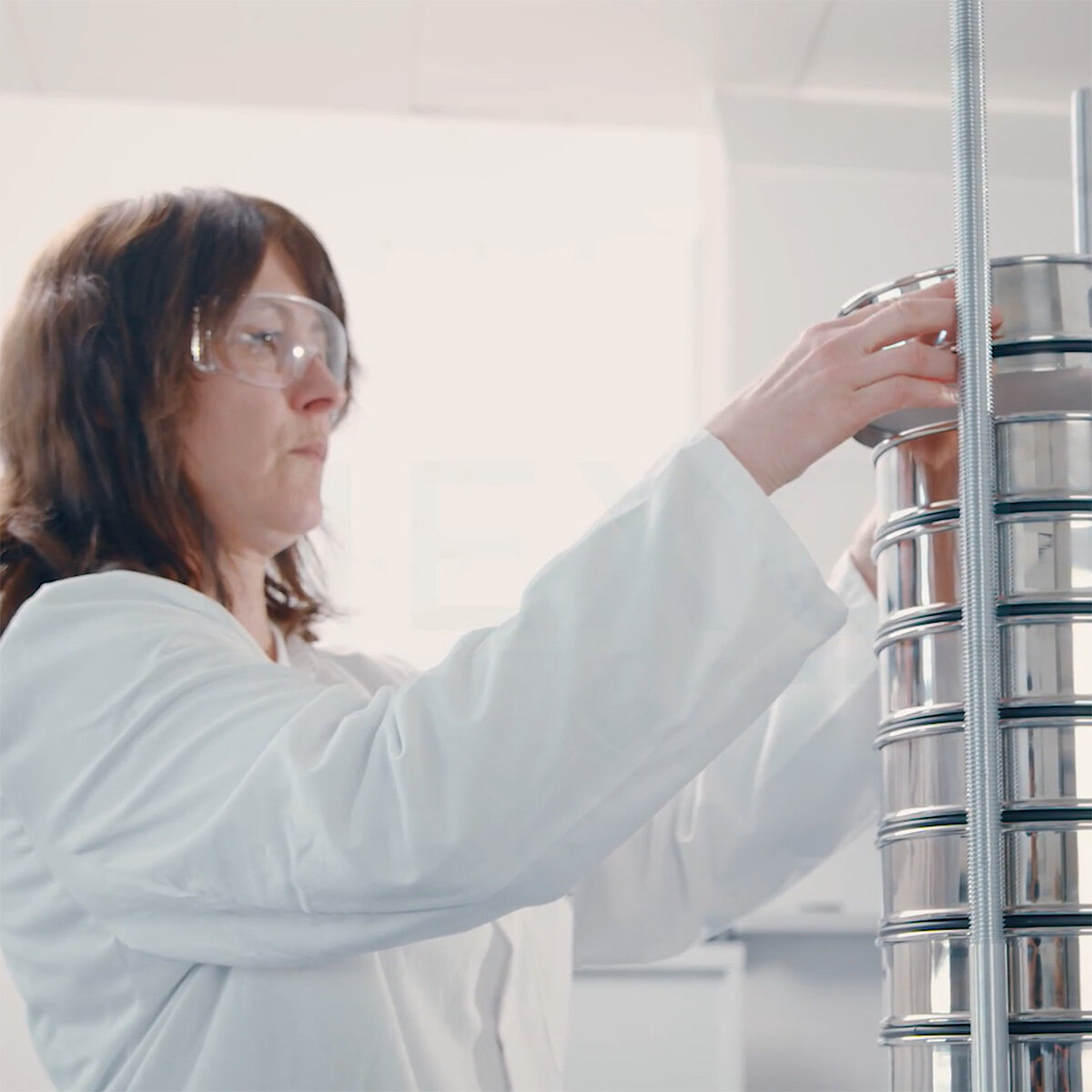 Setup of the sieve tower of the NEXOPART EML 200 test sieve shaker 